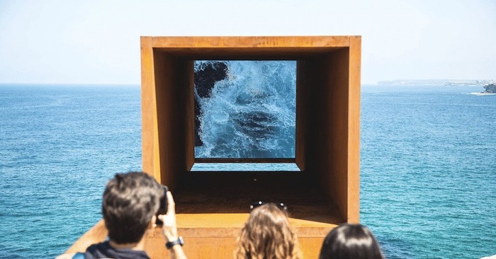  Massive ‚viewfinder‘ reflects magnificent ocean view, normally unseeable