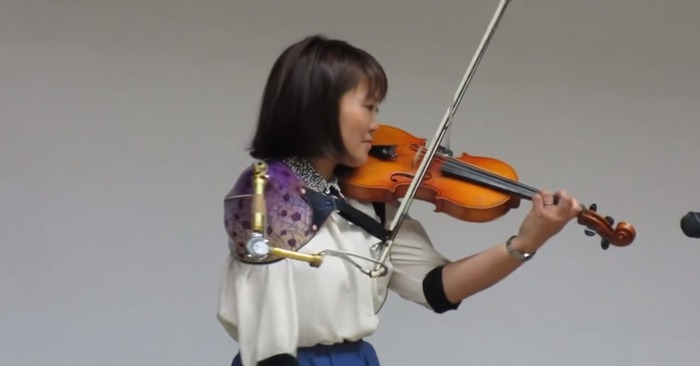  This is great: a unique Japanese woman with one hand, plays the violin perfectly and amazes everyone