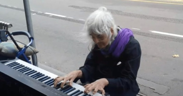  „Sie ist 80, aber sie erobert die Herzen“: Ihr Auftritt auf dem Straßenklavier überraschte die Menschen