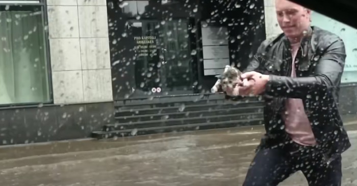  Freundlicher und fürsorglicher Mann rannte sofort los, um ein Kätzchen zu retten, das in einem schrecklichen Regenguss gefangen war
