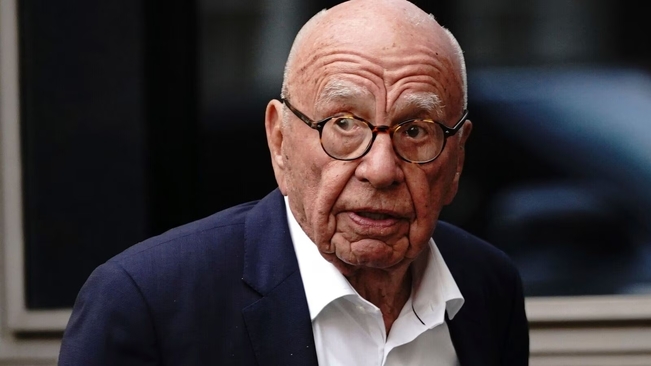  „Was hat sie in diesem Opa gefunden?“: Paparazzi fangen versehentlich den 92-jährigen Rupert Murdoch mit seiner Geliebten ein