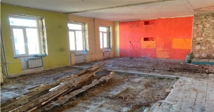  Das Haus mit abgerissenen Wänden und verrottetem Boden sah aus wie eine Scheune, aber jetzt ist es nicht mehr wiederzuerkennen
