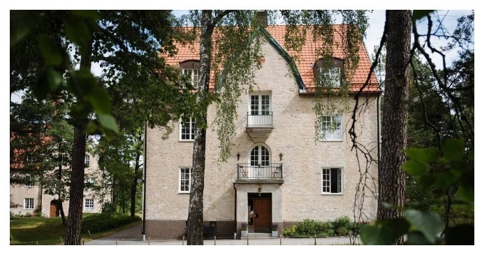  Eine gewöhnliche Lehrerin aus Schweden zeigte das Haus, in dem sie wohnt, und überraschte damit absolut jeden